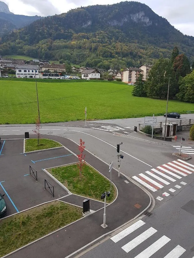 Apartment Vue Montagne Studio: Résidence Privée avec Cuisine et Parking Marnaz