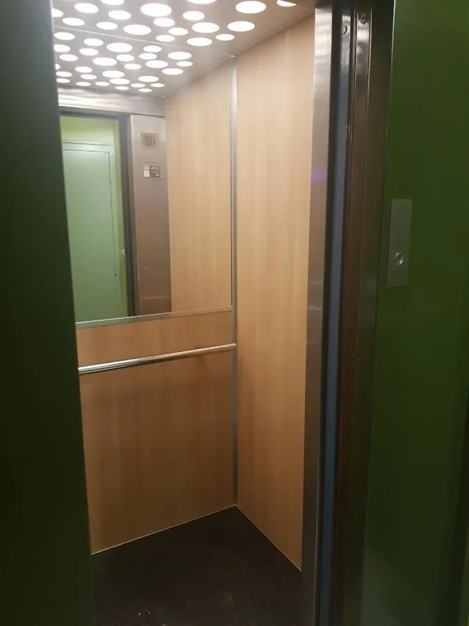 Vue Montagne Studio: Résidence Privée avec Cuisine et Parking Marnaz Apartment