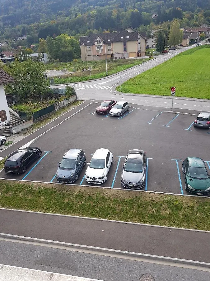 Vue Montagne Studio: Résidence Privée avec Cuisine et Parking Marnaz Apartment