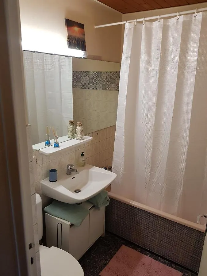 Vue Montagne Studio: Résidence Privée avec Cuisine et Parking Marnaz 0*,  France